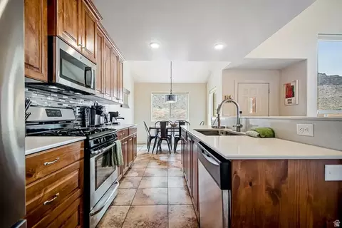 Kitchen - 3862 Desert Willow Cir #9A5, Moab, UT 84532 photo 3 of 5