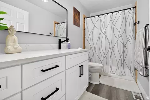 Bath - 13702 S Hackamore Dr E, Draper, UT 84020 photo 2 of 8