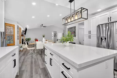 Kitchen - 13702 S Hackamore Dr E, Draper, UT 84020 photo 4 of 4
