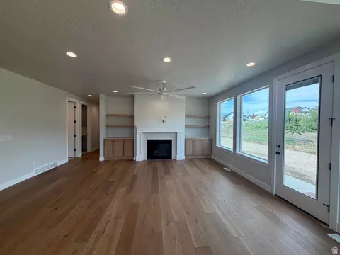 Living - 819 E 370 N #03, Salem, UT 84653 photo 2 of 3