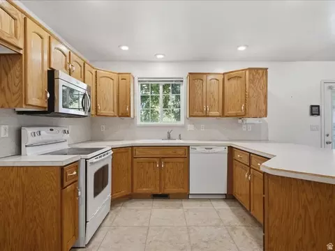 Kitchen - 166 Harper Way, South Weber, UT 84405 photo 2 of 2