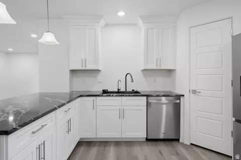 Kitchen - 2936 E La Joya Dr S, Holladay, UT 84124 photo 3 of 6