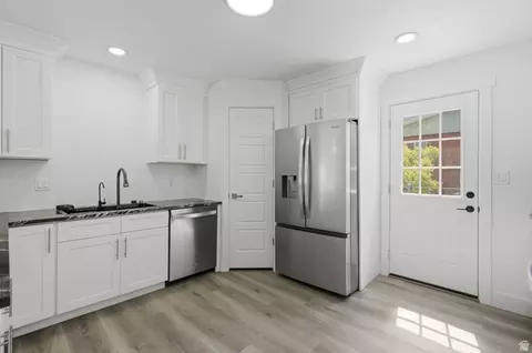 Kitchen - 2936 E La Joya Dr S, Holladay, UT 84124 photo 2 of 6