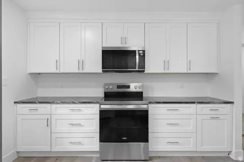 Kitchen - 2936 E La Joya Dr S, Holladay, UT 84124 photo 4 of 6
