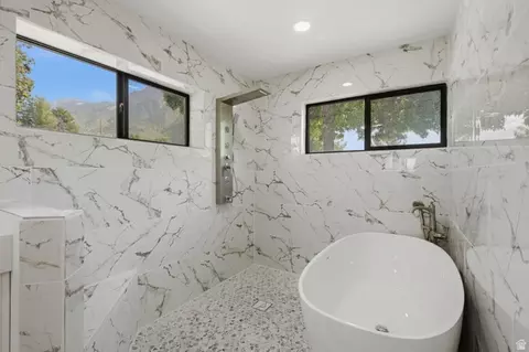 Bath - 2936 E La Joya Dr S, Holladay, UT 84124 photo 2 of 5