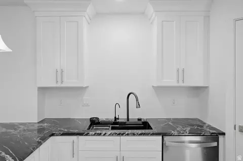 Kitchen - 2936 E La Joya Dr S, Holladay, UT 84124 photo 5 of 6