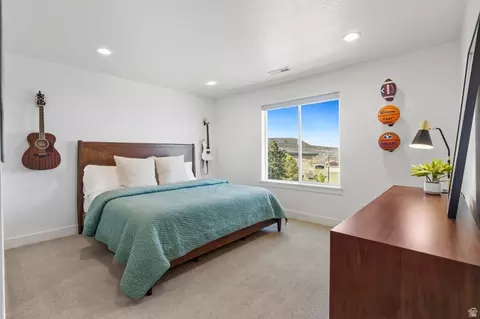 Bedroom - 686 W Eaglecrest Cir, Elk Ridge, UT 84651 photo 4 of 9