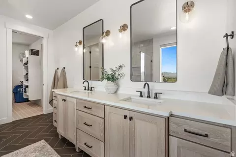Bath - 686 W Eaglecrest Cir, Elk Ridge, UT 84651 photo 3 of 6