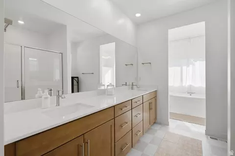 Bath - 3411 S Snowberry Dr, Mapleton, UT 84664 photo 1 of 6