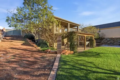 Exterior - 1025 N Ruby Pl, Washington, UT 84780 photo 2 of 6