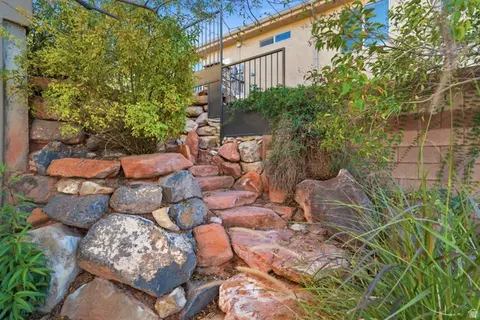 Exterior - 1025 N Ruby Pl, Washington, UT 84780 photo 4 of 6