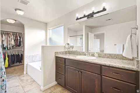 Bath - 1025 N Ruby Pl, Washington, UT 84780 photo 1 of 4