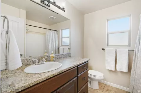 Bath - 1025 N Ruby Pl, Washington, UT 84780 photo 3 of 4