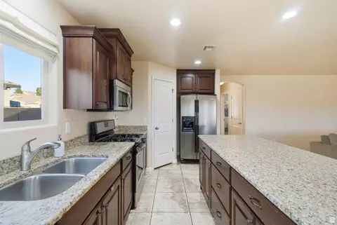 Kitchen - 1025 N Ruby Pl, Washington, UT 84780 photo 2 of 2