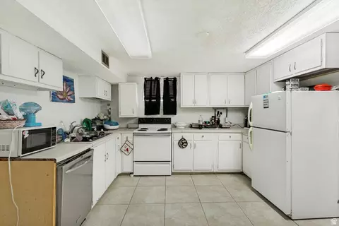 Kitchen - 804 E 10600 S, Sandy, UT 84094 photo 2 of 2