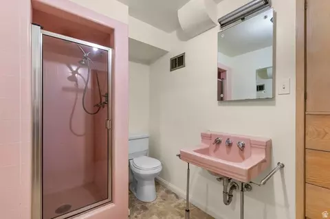 Bath - 2657 E Valley Ave, Holladay, UT 84117 photo 3 of 3