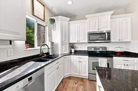 Kitchen - 3946 E South Pass Rd, Eagle Mountain, UT 84005 photo 3 of 4