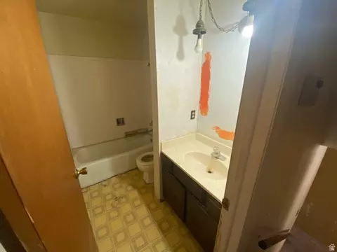 Bath - 276 Hillside Dr, Moab, UT 84532 photo 1 of 4