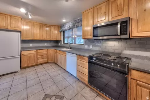 Kitchen - 2720 Bench Rd E, Moab, UT 84532 photo 2 of 2