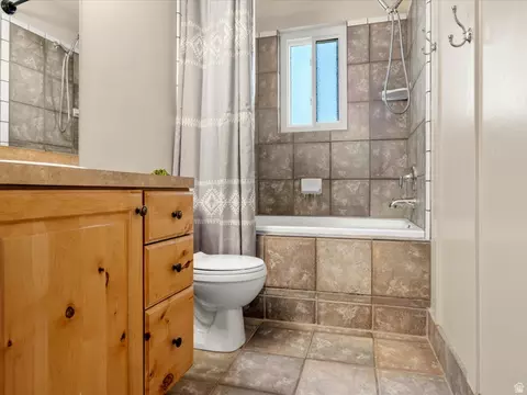 Bath - 2103 N 5 E, Layton, UT 84041 photo 3 of 6
