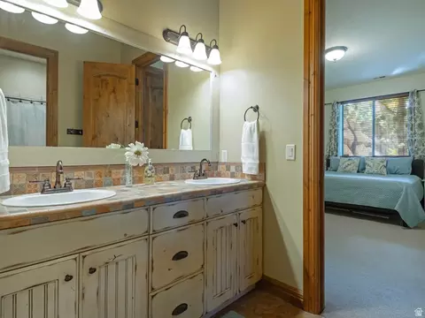 Bath - 1879 E Longview Dr S, Holladay, UT 84124 photo 2 of 4