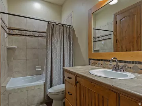 Bath - 1879 E Longview Dr S, Holladay, UT 84124 photo 3 of 4