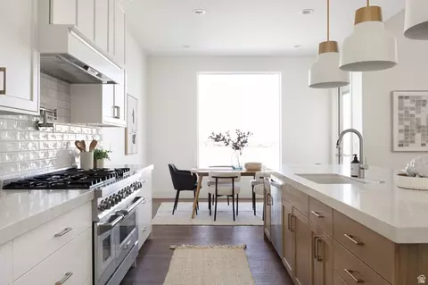 Kitchen - 2996 E Bonnie Lynn Ln, Sandy, UT 84092 photo 4 of 16