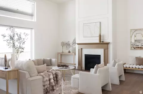 Living - 2996 E Bonnie Lynn Ln, Sandy, UT 84092 photo 3 of 7