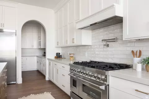 Kitchen - 2996 E Bonnie Lynn Ln, Sandy, UT 84092 photo 5 of 16