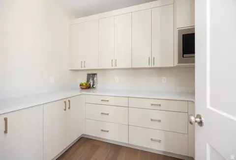 Kitchen - 2996 E Bonnie Lynn Ln, Sandy, UT 84092 photo 6 of 16