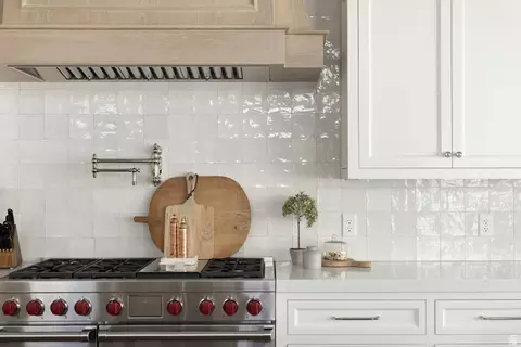 Kitchen - 2996 E Bonnie Lynn Ln, Sandy, UT 84092 photo 13 of 16