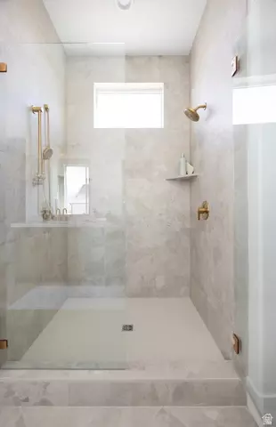 Bath - 2996 E Bonnie Lynn Ln, Sandy, UT 84092 photo 3 of 8