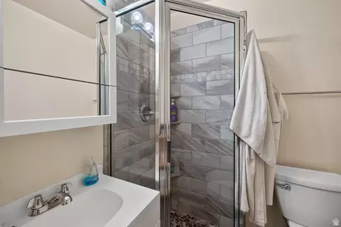 Bath - 2468 E San Jose Rd, Moab, UT 84532 photo 1 of 4