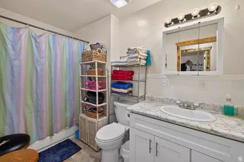 Bath - 2468 E San Jose Rd, Moab, UT 84532 photo 2 of 4