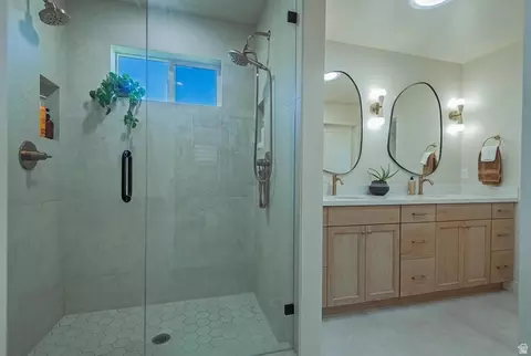 Bath - 9652 S 2720 E, Sandy, UT 84092 photo 2 of 10