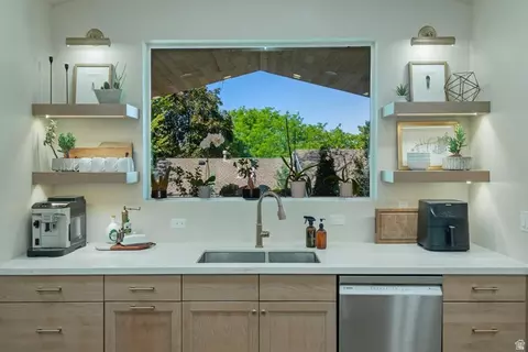 Kitchen - 9652 S 2720 E, Sandy, UT 84092 photo 4 of 7