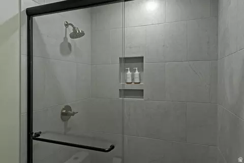 Bath - 9652 S 2720 E, Sandy, UT 84092 photo 10 of 10