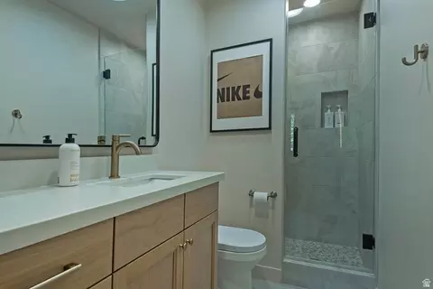 Bath - 9652 S 2720 E, Sandy, UT 84092 photo 6 of 10