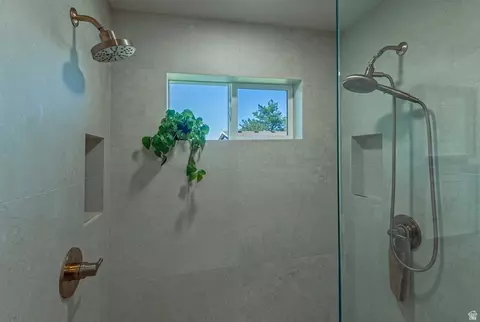 Bath - 9652 S 2720 E, Sandy, UT 84092 photo 3 of 10