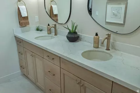 Bath - 9652 S 2720 E, Sandy, UT 84092 photo 4 of 10