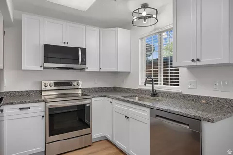 Kitchen - 834 Greenridge Ave, Payson, UT 84651 photo 2 of 3