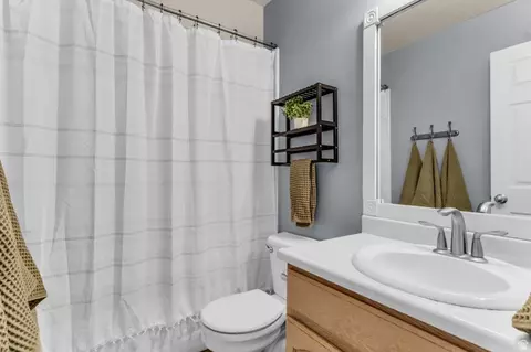 Bath - 1289 E 3025 N, Layton, UT 84040 photo 3 of 5