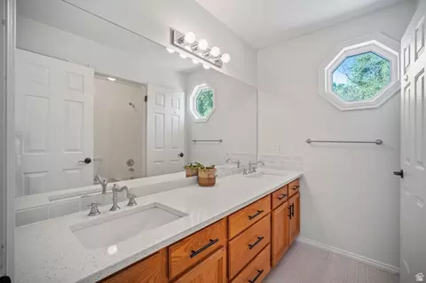 Bath - 5554 S Edgeberry Dr, Murray, UT 84123 photo 2 of 4