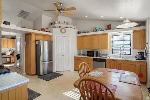 Kitchen - 708 E Mule Deer Dr, Central, UT 84722 photo 4 of 8
