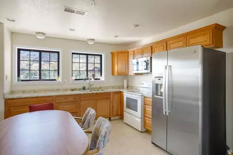 Kitchen - 708 E Mule Deer Dr, Central, UT 84722 photo 6 of 8