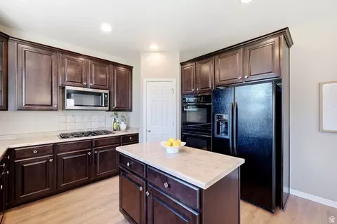 Kitchen - 9022 N Suffolk Ln, Eagle Mountain, UT 84005 photo 2 of 3