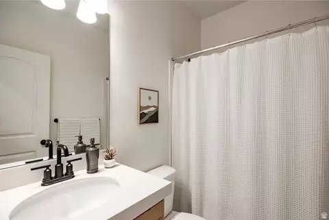 Bath - 1636 E Groundhog Ln, Eagle Mountain, UT 84005 photo 3 of 3