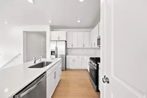 Kitchen - 1736 E Chukar Dr N, Eagle Mountain, UT 84005 photo 4 of 4