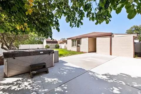 Exterior - 958 E Tritoma Ave, Sandy, UT 84094 photo 3 of 10