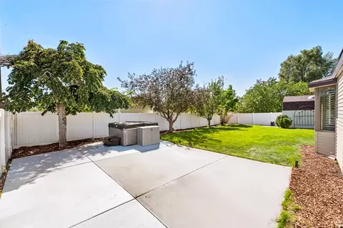 Exterior - 958 E Tritoma Ave, Sandy, UT 84094 photo 4 of 10